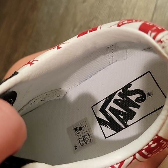 Womans VANS size 5, never worn - Picture 6 of 6